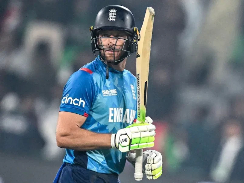 जॉस बटलर (Jos Buttler) इंग्लैंड क्रिकेट टीम के एक प्रमुख खिलाड़ी हैं, जो अपने आक्रामक बल्लेबाजी और शानदार विकेटकीपिंग के लिए जाने जाते हैं। हाल के दिनों में, बटलर ने क्रिकेट जगत में कई चर्चाएं बटोरी हैं, चाहे वह उनके प्रदर्शन, फॉर्म, या टीम में उनकी भूमिक